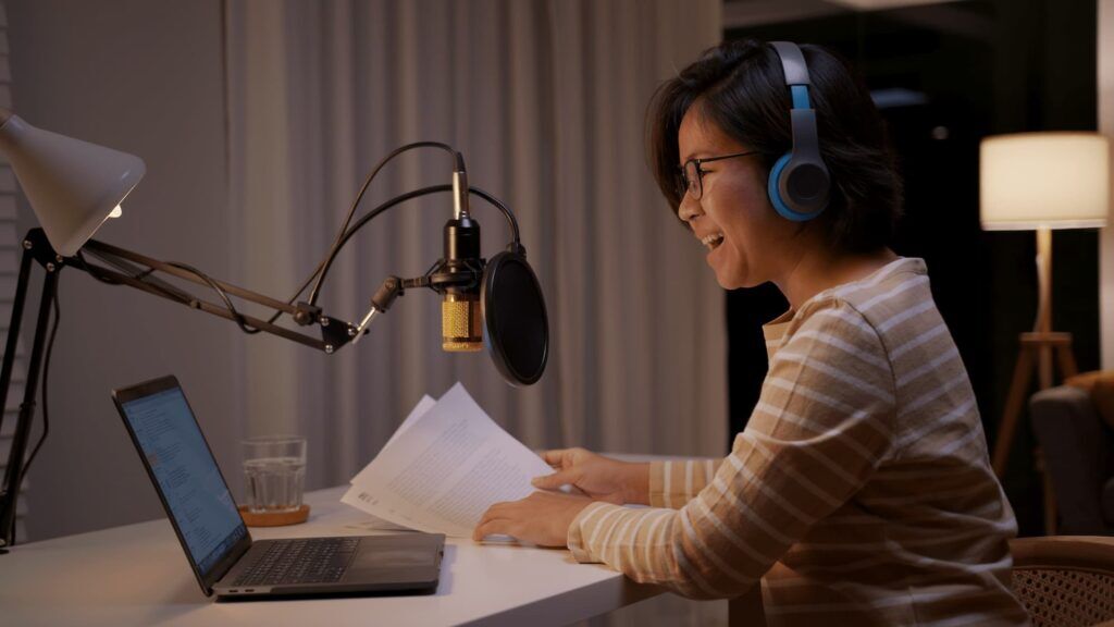 Il voice over consiste nell’aggiunta di una voce narrante che si sovrappone al parlato originale, lasciandolo udibile in sottofondo.